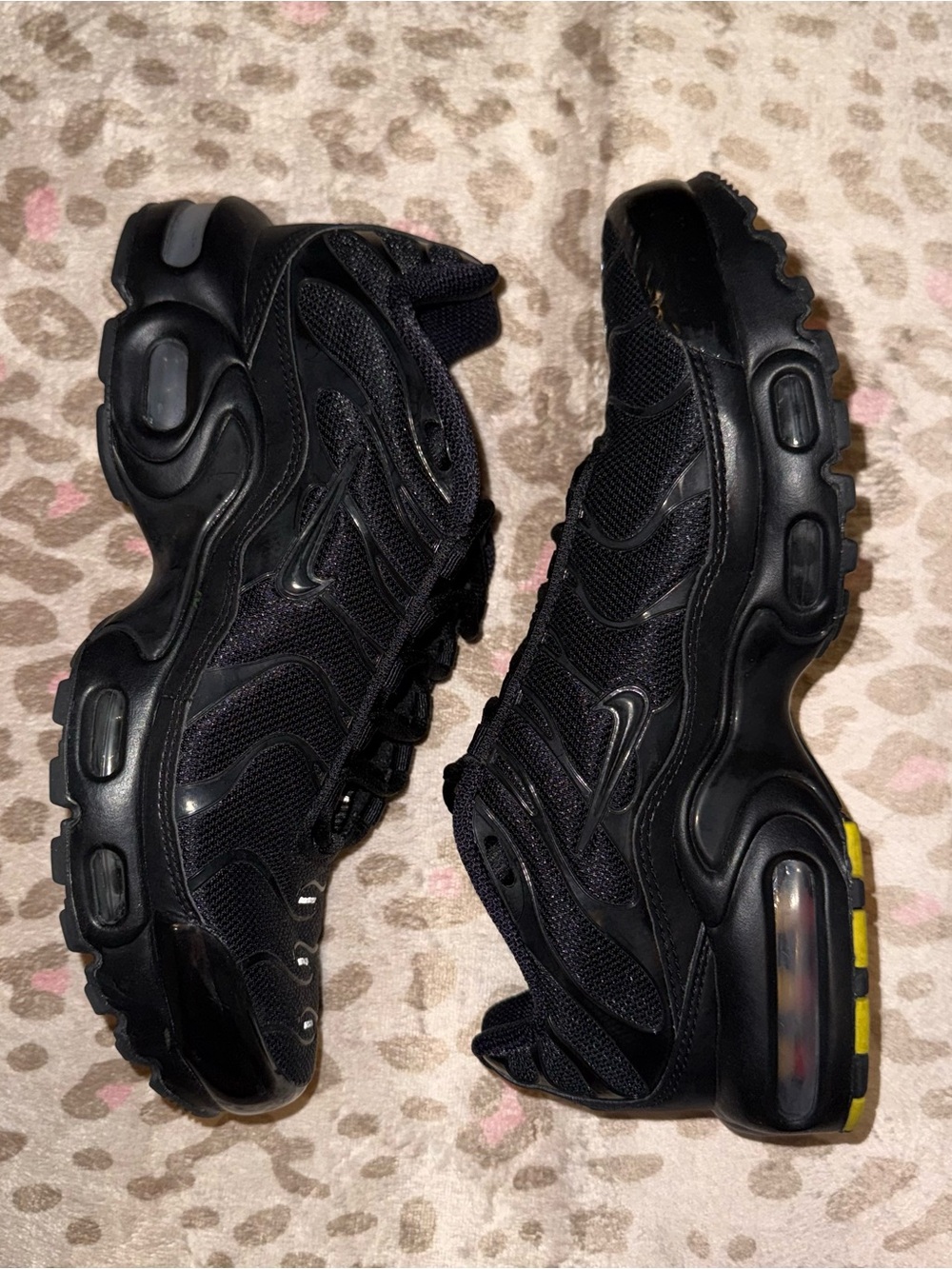 Nike Air Max Plus TN GS Triple Black Kids 7Y Women’s 9.5 EUR 40